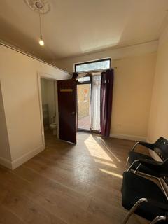 3 bedroom flat to rent, 125 Aldborough Road South, Ilford, Essex, IG3 8HT