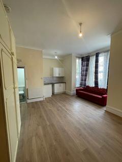 3 bedroom flat to rent, 125 Aldborough Road South, Ilford, Essex, IG3 8HT