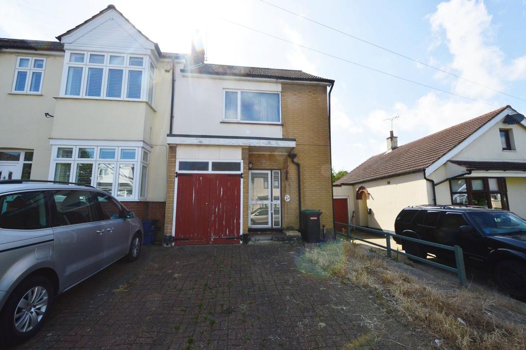 Flemming Avenue, LeighOnSea, SS9 3 bed end of terrace house £375,000