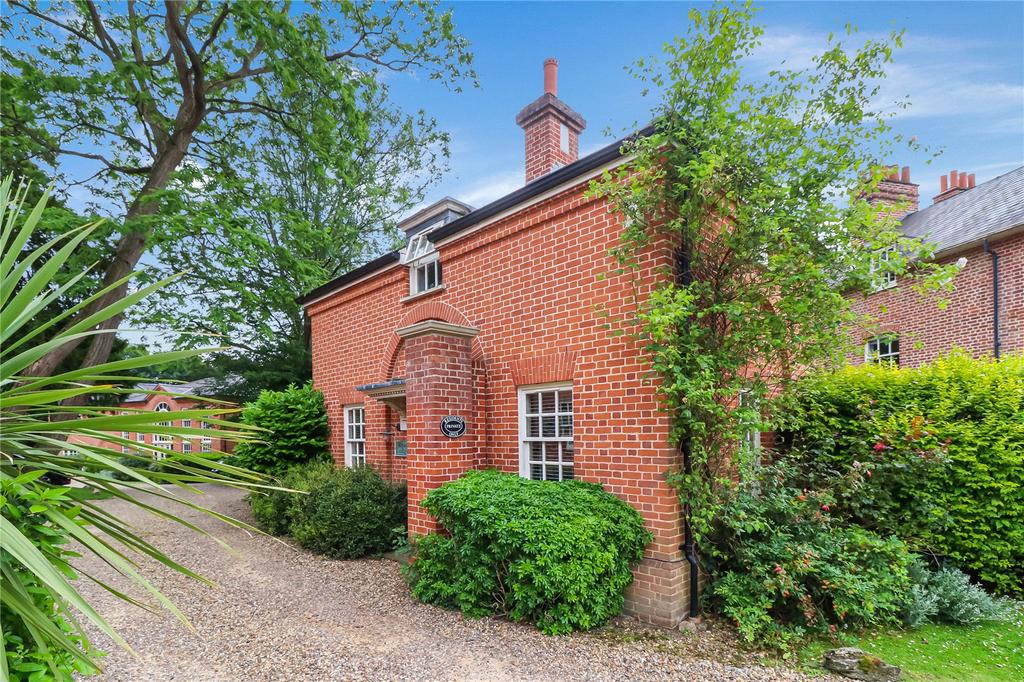 Mulberry Close, Watford, Herts, WD17 3 bed detached house £680,000