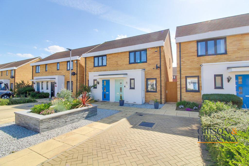 Sanderling Close, Tilbury, RM18 2 bed semidetached house £325,000