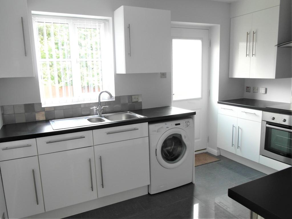 Millbeck Approach, Morley, LS27 2 bed semidetached house £825 pcm (£