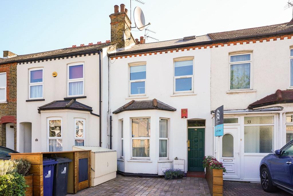 Northfield Avenue, Ealing, W13 3 bed flat £525,000