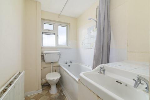 17 Manor Close, London, E17 5RT