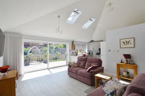 42 Ludsden Grove, Thame, OX9 3BZ