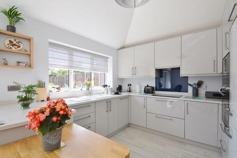 42 Ludsden Grove, Thame, OX9 3BZ