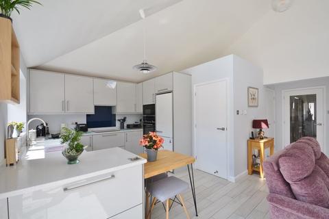 42 Ludsden Grove, Thame, OX9 3BZ