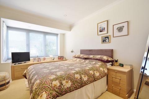 42 Ludsden Grove, Thame, OX9 3BZ