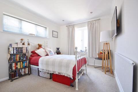42 Ludsden Grove, Thame, OX9 3BZ