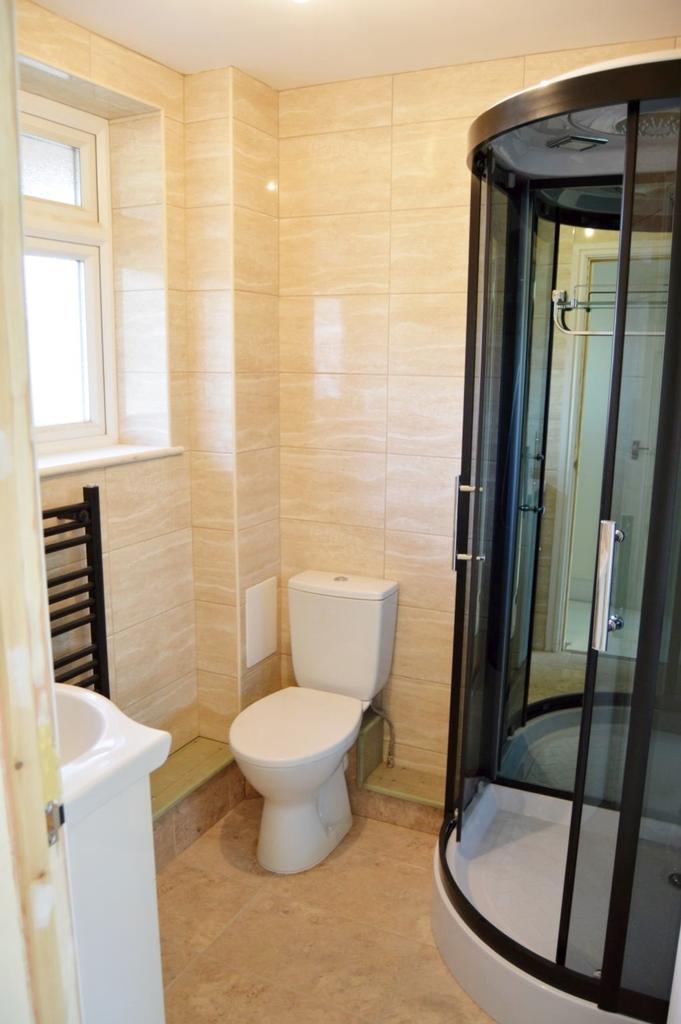 6 Amber Court bathroom