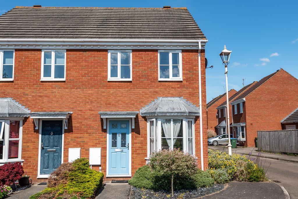 Watermead, Aylesbury, HP19 2 bed end of terrace house to rent £1,250 pcm (£288 pw)