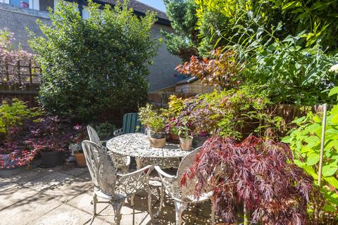 12a Grove Close, Kingston Upon Thames, KT1 2SS