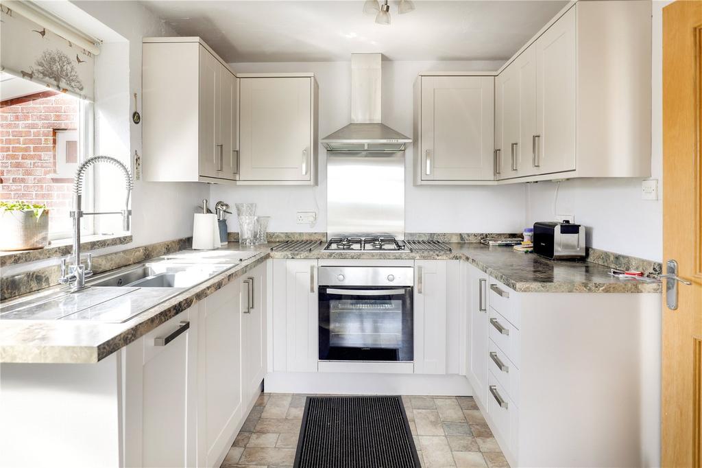 65 Manor Avenue South, Kidderminster... 3 bed semidetached house £250,000