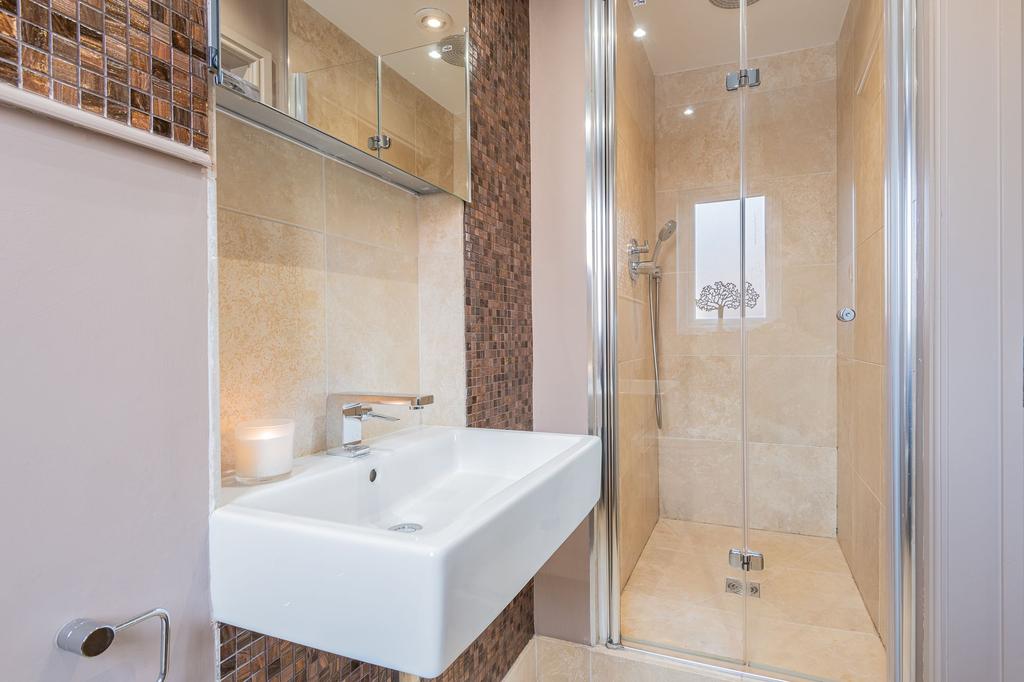 Ensuite, 1 Parklands View