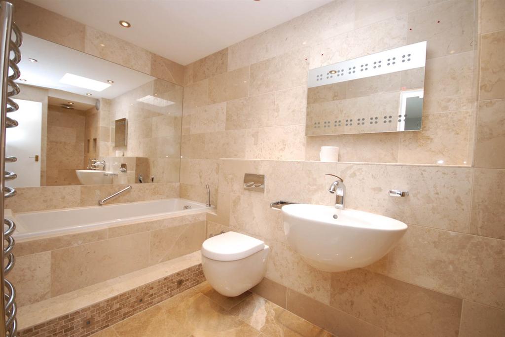 Fairway Close, Brunton Park 3 bed terraced house £300,000