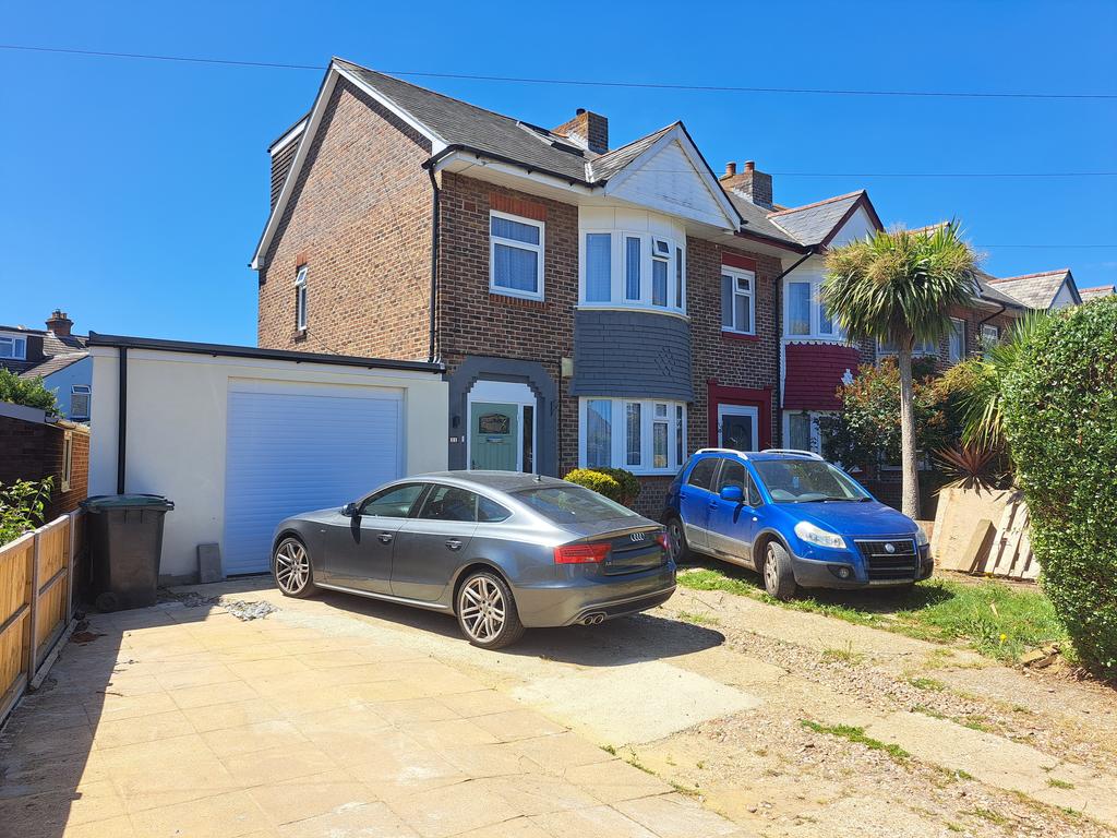 Anthony Grove, Gosport PO12 4 bed semidetached house £1,500 pcm (£