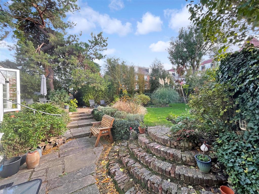 King Edward Avenue, Dartford, Kent 5 bed semidetached house £625,000