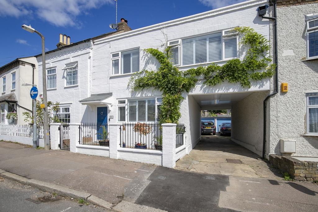 Princes Road, Buckhurst Hill, IG9 3 bed terraced house £725,000