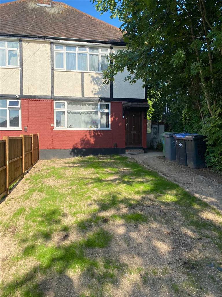 Buck Lane, Kingsbury, NW9 1 bed £1,175 pcm (£271 pw)