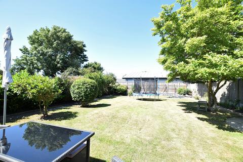 3 bedroom detached bungalow for sale - Holland-on-Sea