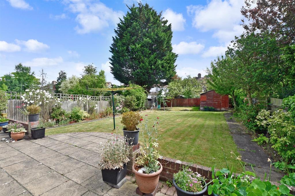 Barnfield Avenue, Shirley, Croydon... 4 bed semidetached house £725,000