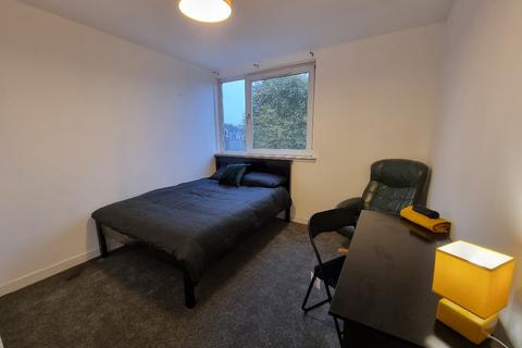 3 bedroom flat to rent, Calsayseat Road, Kittybrewster, Aberdeen, AB25