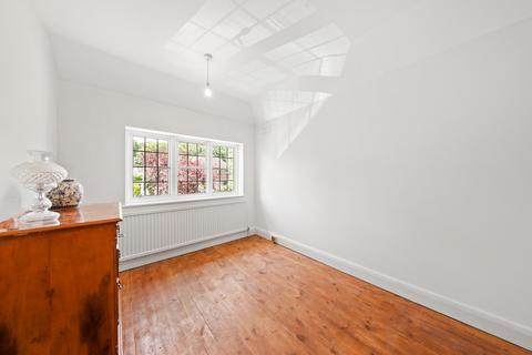 67 Stradbroke Grove, Buckhurst Hill, IG9 5PE