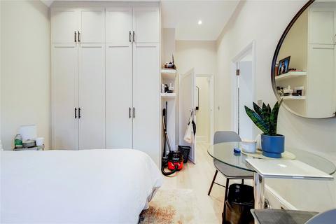 Studio to rent, Langland Gardens, Hampstead, London