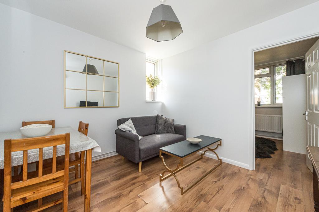 Ashley Crescent, Battersea, London, SW11 2 bed flat £1,551 pcm (£358 pw)