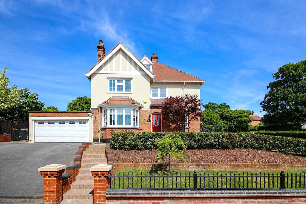 Kendal Avenue, Epping 4 bed detached house £1,950,000