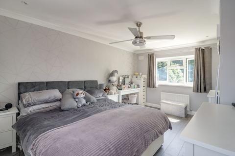 14 Metcalf Road, Ashford, TW15 1EZ