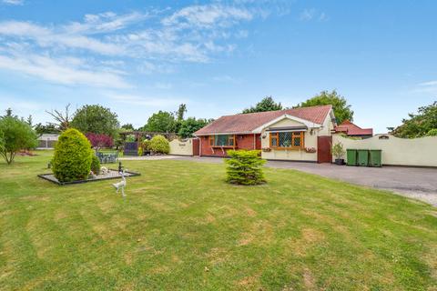 4 bedroom detached bungalow for sale - Windsor Road, Bowers Gifford