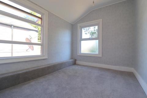 4 bedroom terraced house for sale - Tavistock Crescent, South Luton, Luton, Bedfordshire, LU1 3UP