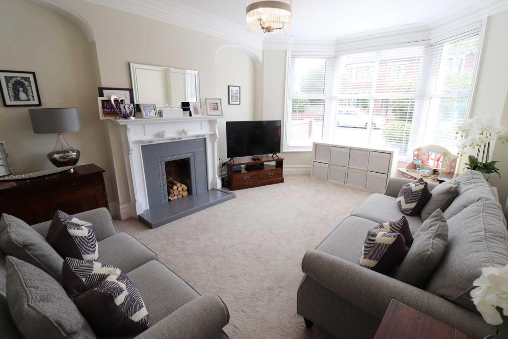 Central Drive, Ansdell, Lytham St. Annes 4 bed semidetached house £