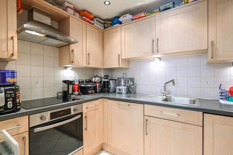 2 bedroom apartment to rent, Kings Court, Walton on Thames.