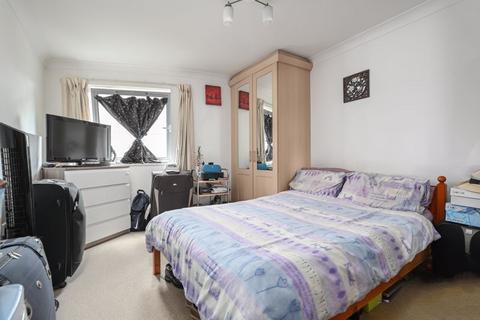 2 bedroom apartment to rent, Kings Court, Walton on Thames.