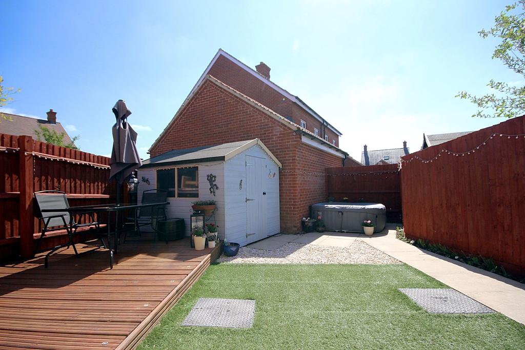 Valerian Way, Stotfold, SG5 3 bed end of terrace house £1,400 pcm (£
