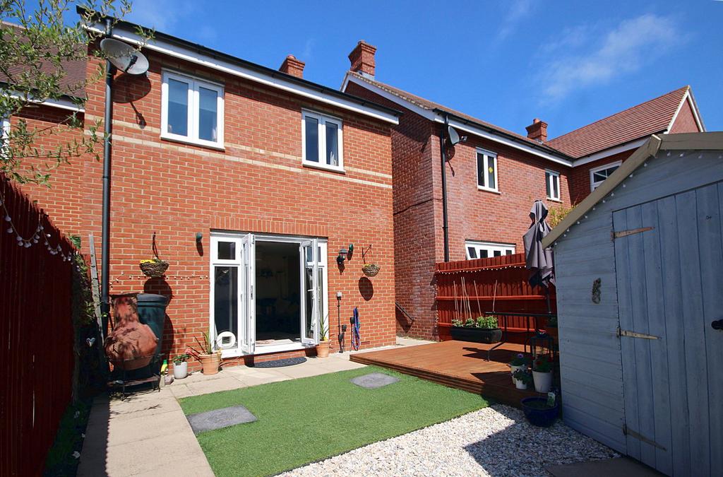 Valerian Way, Stotfold, SG5 3 bed end of terrace house to rent £1,450