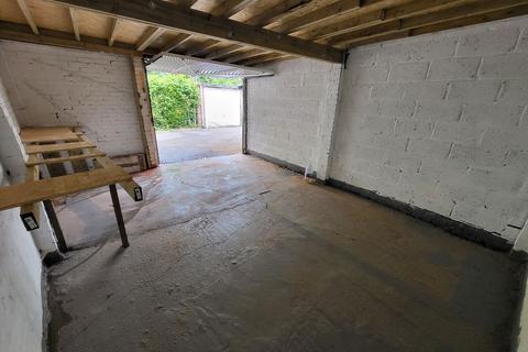 Garage to rent, Woodfield Avenue, London