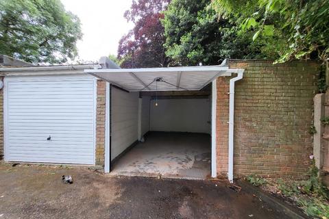 Garage to rent, Woodfield Avenue, London