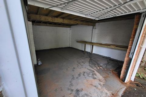 Garage to rent, Woodfield Avenue, London