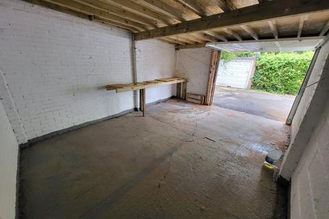 Garage to rent, Woodfield Avenue, London