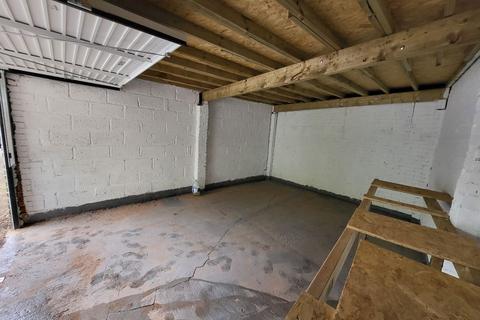 Garage to rent, Woodfield Avenue, London