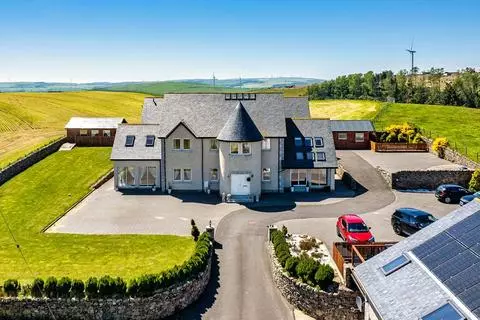 6 bedroom detached house for sale