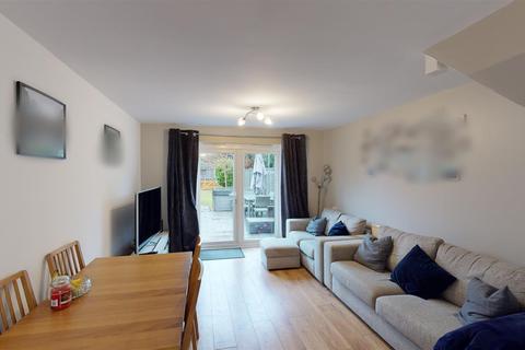 12 Lisle Close, Gravesend, DA12 4XH