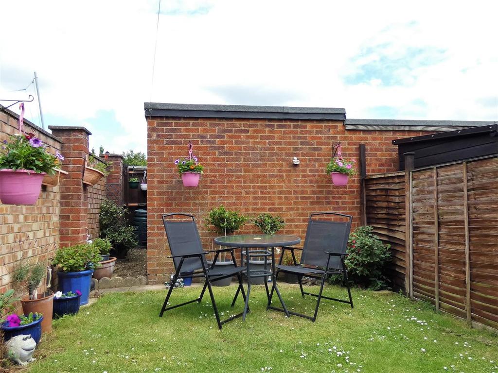 Apsledene, Gravesend, Kent 2 bed end of terrace house £265,000