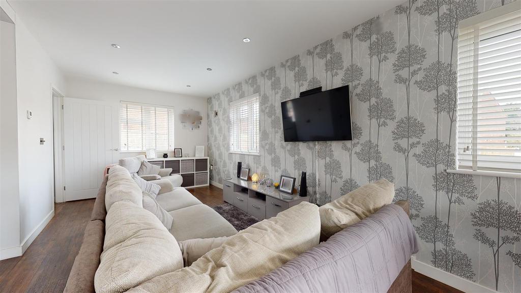 Stanley Crescent, Gravesend, Kent 2 bed detached house £350,000