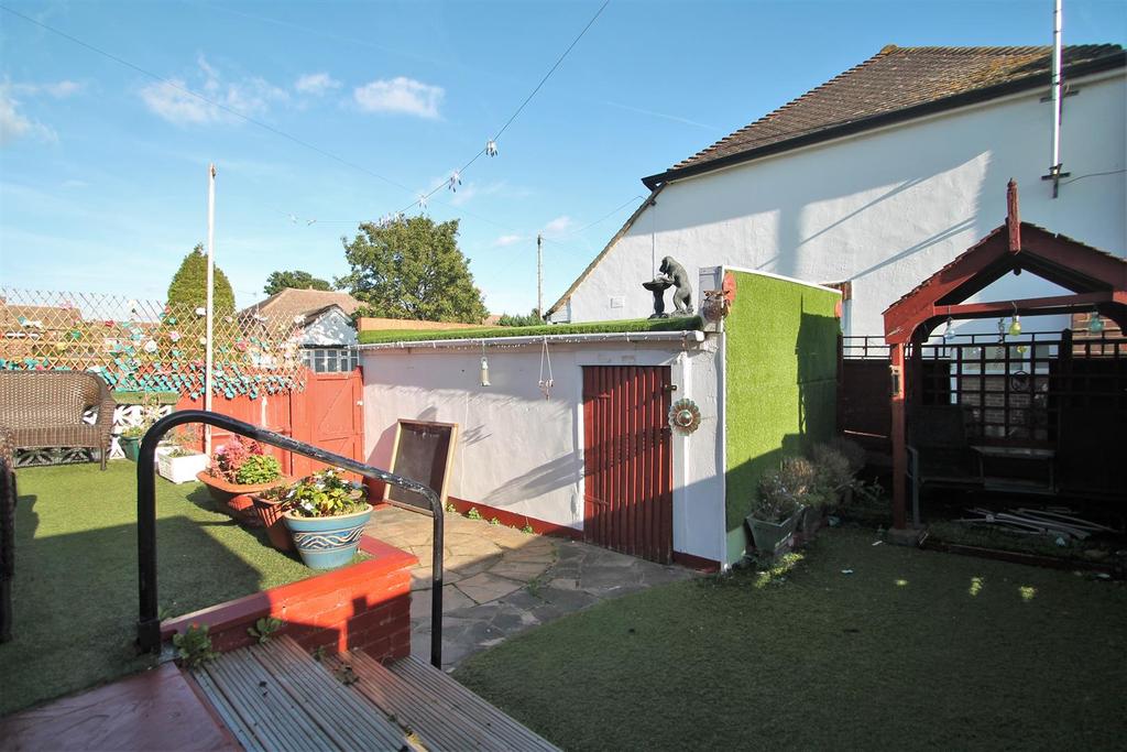 Chaucer Road, Northfleet, Gravesend... 2 bed semidetached bungalow £