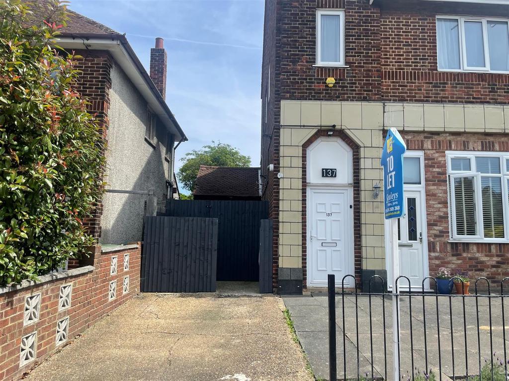 Central Avenue, Gravesend 3 bed flat £1,000 pcm (£231 pw)