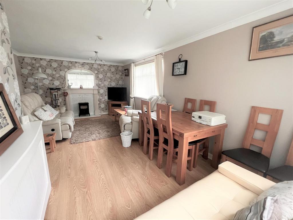 Lounge/dining room
